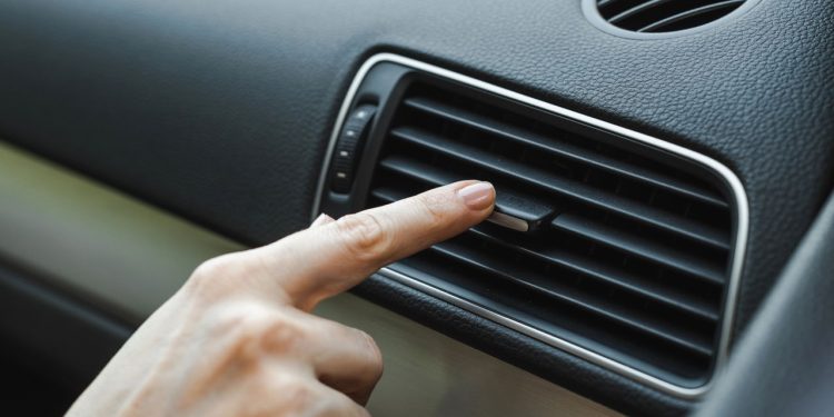 O método mais eficiente para deixar o ar-condicionado do carro como novo