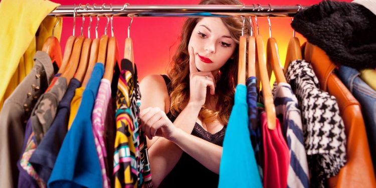 O método para montar um guarda-roupa para qualquer ocasião gastando pouco