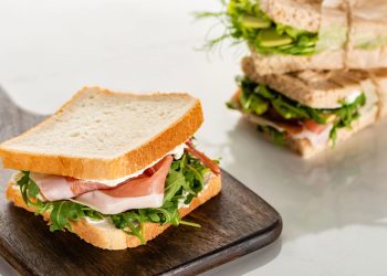 Quanto custa manter o hábito de levar um lanche da padaria todo dia?