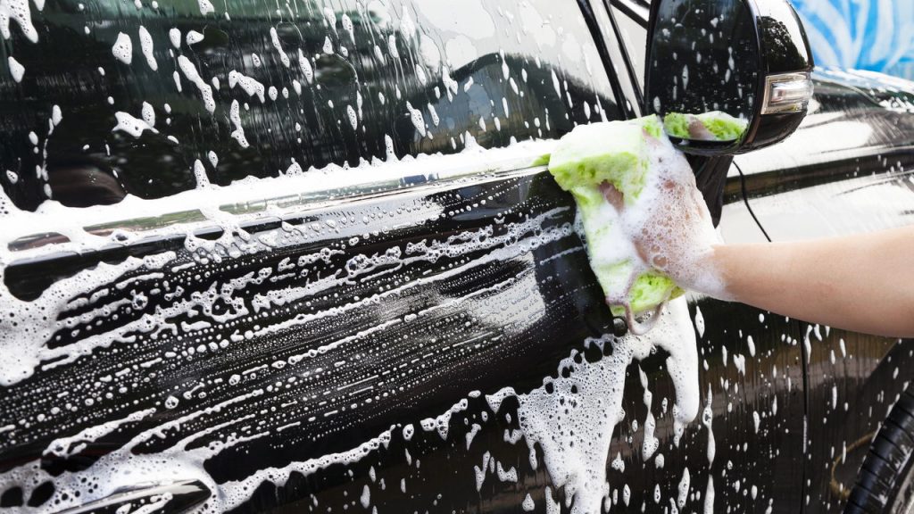 Esse hábito comum na lavagem do carro pode te custar caro!