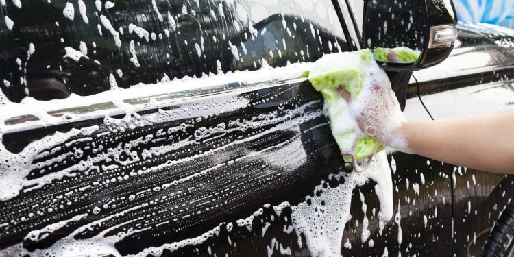 Esse hábito comum na lavagem do carro pode te custar caro!