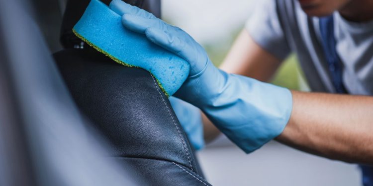 Como limpar bancos de carro em tecido sem danificar o estofamento