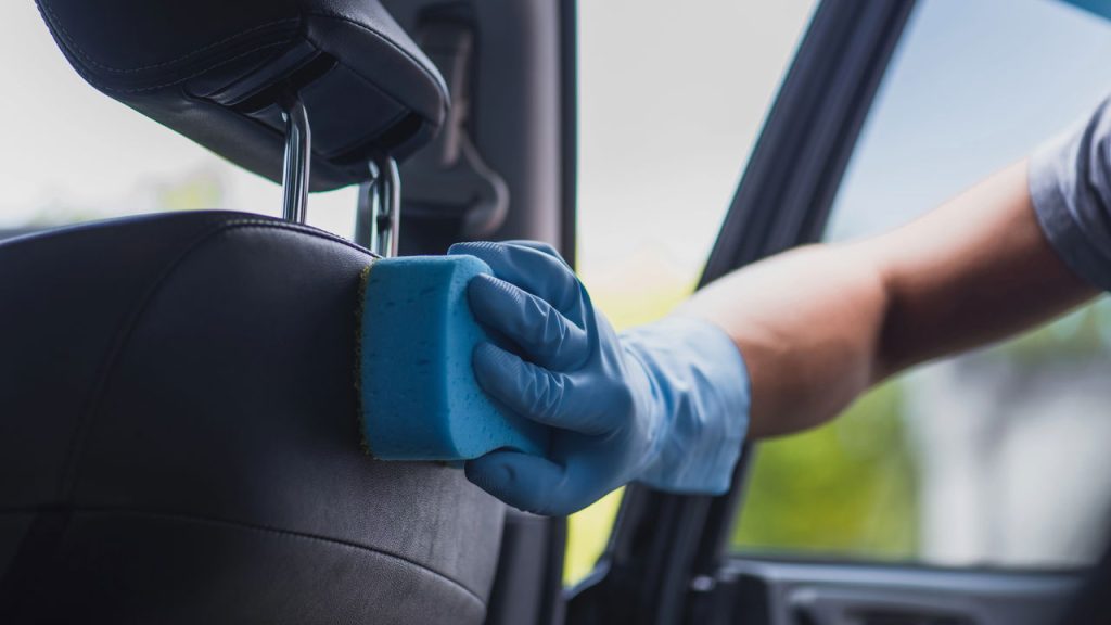 Saiba como deixar os bancos do carro renovados sem gastar muito!