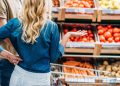 Mercado vs. feira: qual realmente faz seu dinheiro render mais em 2025?