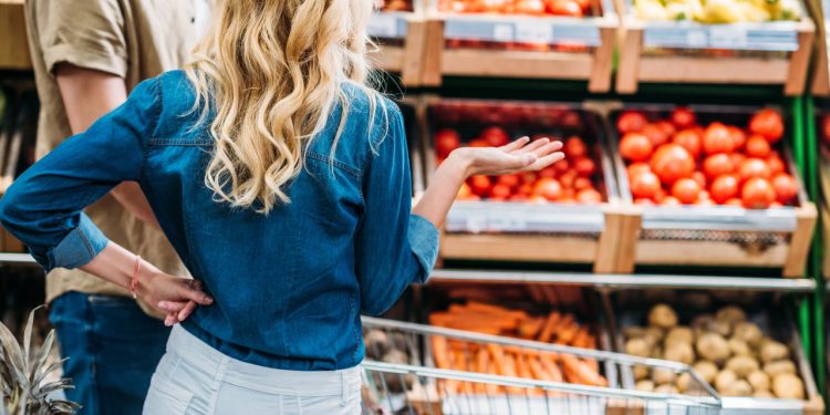 Mercado vs. feira: qual realmente faz seu dinheiro render mais em 2025?