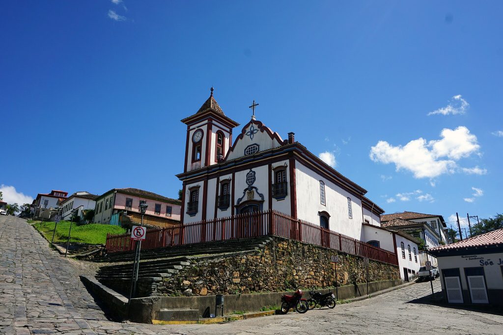 Essa cidade mineira tem música nas sacadas e comida com gosto de história