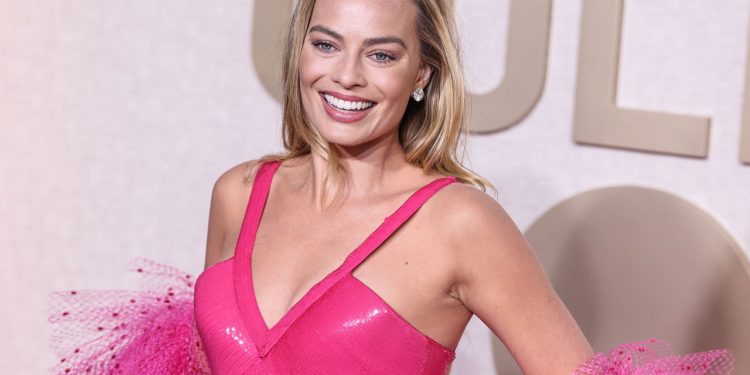 A atriz que conquistou o mundo como Barbie e se tornou símbolo de elegância e empoderamento