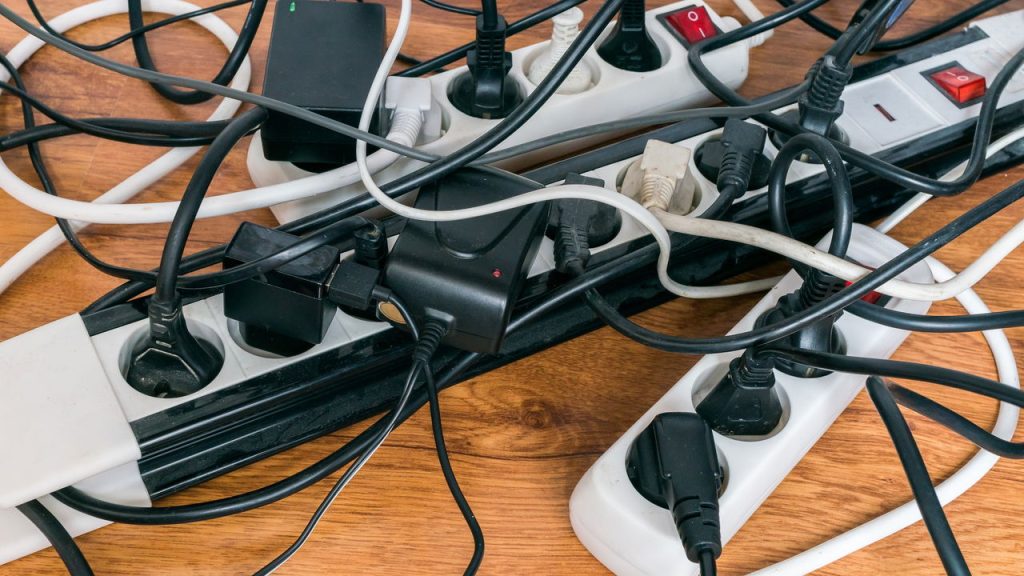 6 ideias com caixas de papelão para organizar fios e cabos