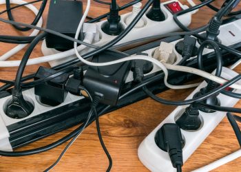 6 ideias com caixas de papelão para organizar fios e cabos