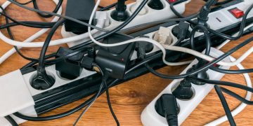6 ideias com caixas de papelão para organizar fios e cabos