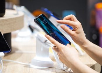 Marca chinesa de celulares virou a favorita dos brasileiros e tem modelo moderno por menos de R$ 800 em setembro de 2025