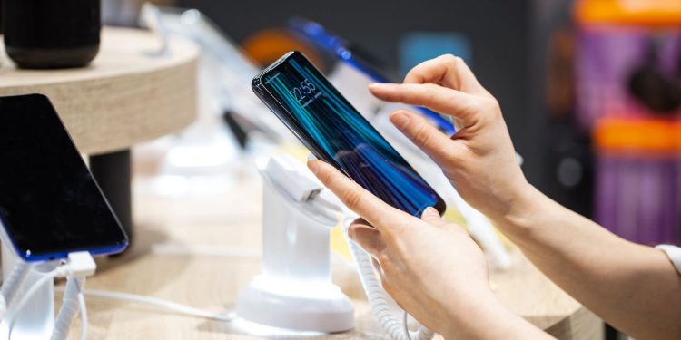 Marca chinesa de celulares virou a favorita dos brasileiros e tem modelo moderno por menos de R$ 800 em setembro de 2025