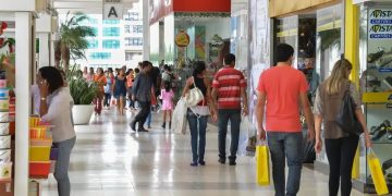 Confiança do consumidor paulista melhora em agosto, mas emprego e renda preocupam