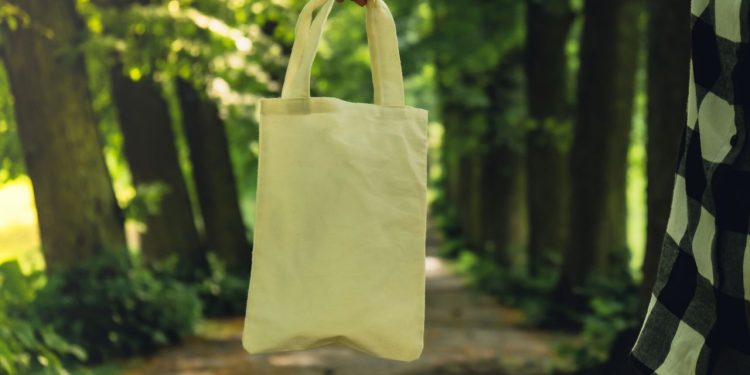 Dê uma vida nova às suas roupas velhas criando sacolas reutilizáveis!