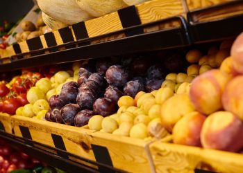 Mercado vs. feira: qual realmente faz seu dinheiro render mais em 2025?