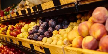 Mercado vs. feira: qual realmente faz seu dinheiro render mais em 2025?