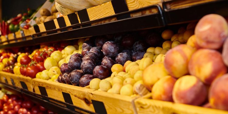 Mercado vs. feira: qual realmente faz seu dinheiro render mais em 2025?