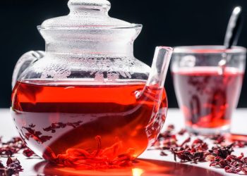 Receita simples com hibisco desintoxica o corpo e custa só R$ 15 por mês