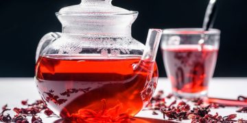 Receita simples com hibisco desintoxica o corpo e custa só R$ 15 por mês