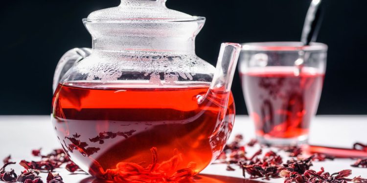 Receita simples com hibisco desintoxica o corpo e custa só R$ 15 por mês