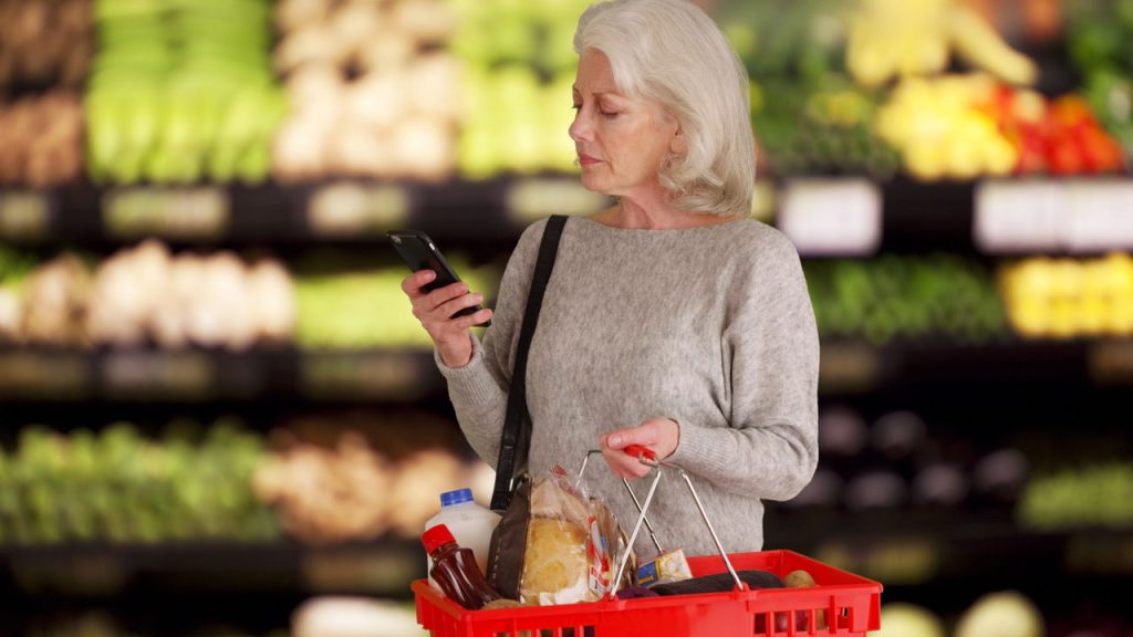 Como idosos podem economizar muito no mercado?