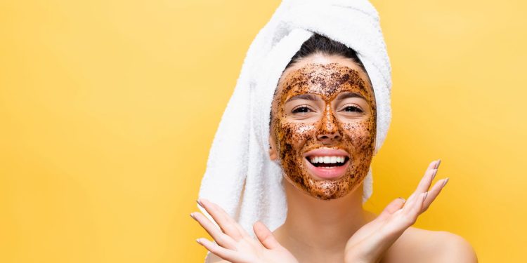 Como preparar esfoliante caseiro com café e açúcar por apenas R$ 1