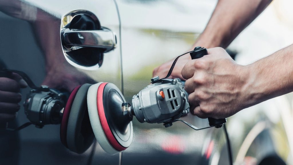 O segredo para deixar a pintura do carro como nova em casa