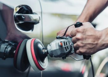 O segredo para deixar a pintura do carro como nova em casa
