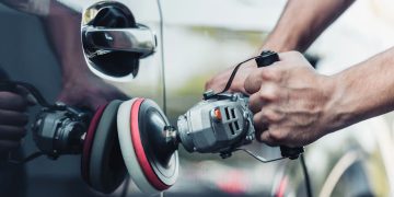 O segredo para deixar a pintura do carro como nova em casa