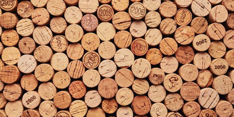 Aprenda a fazer um mural decorativo de rolhas com baixo custo