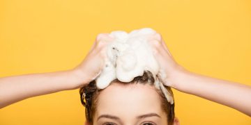 Mulher passando shampoo no cabelo - Créditos: depositphotos.com / HayDmitriy