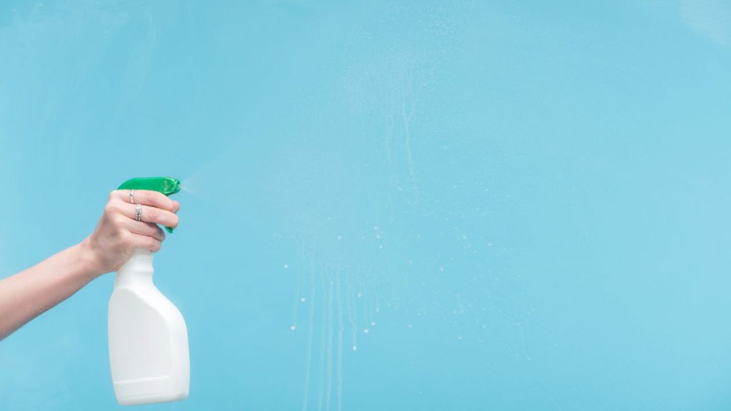 Faça seus próprios produtos de limpeza e economize R$ 50 todo mês