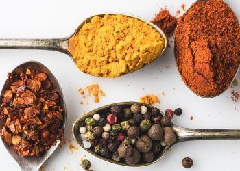 Temperos caseiros mostram que cozinhar pode ser mais barato e natural