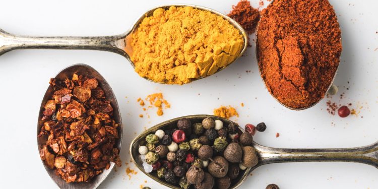 Temperos caseiros mostram que cozinhar pode ser mais barato e natural