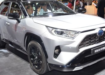 SUV da Toyota anima brasileiros custando só R$ 62 mil e fazendo quase 12 km com 1 litro de combustível