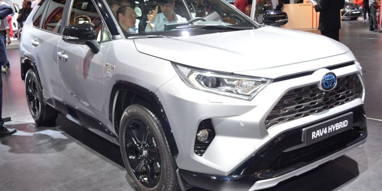 SUV da Toyota anima brasileiros custando só R$ 62 mil e fazendo quase 12 km com 1 litro de combustível