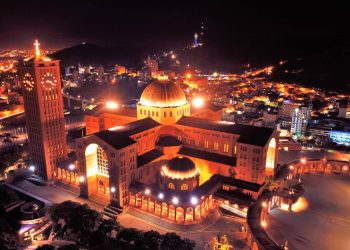 Fiéis de todo o Brasil encontram na cidade do interior paulista o maior destino de fé do país