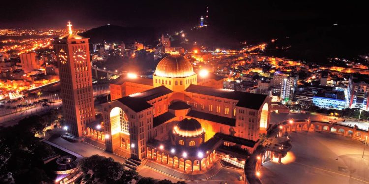 Fiéis de todo o Brasil encontram na cidade do interior paulista o maior destino de fé do país