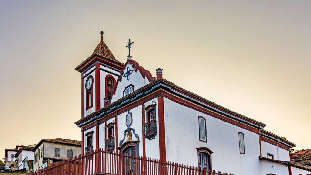 A histórica cidade colonial construída em 1713 nas montanhas de 1.200 metros de altitude, onde o antigo ciclo do diamante deixou becos de pedra e serenatas