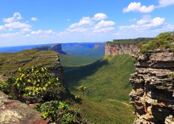 A histórica cidade colonial construída em 1713 nas montanhas de 1.200 metros de altitude, onde o antigo ciclo do diamante deixou becos de pedra e serenatas