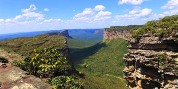 A histórica cidade colonial construída em 1713 nas montanhas de 1.200 metros de altitude, onde o antigo ciclo do diamante deixou becos de pedra e serenatas