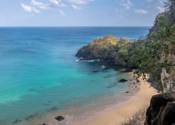 Cidade ideal para casais, Fernando de Noronha oferece um cenário romântico exclusivo e um dos pores do sol mais inesquecíveis do planeta