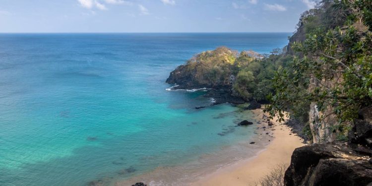 Cidade ideal para casais, Fernando de Noronha oferece um cenário romântico exclusivo e um dos pores do sol mais inesquecíveis do planeta
