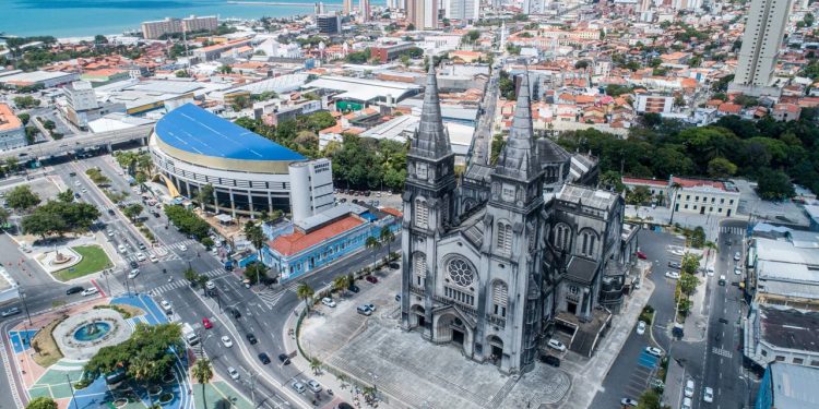 Essa joia do Nordeste conquista com sua gastronomia rica e barracas de praia famosas