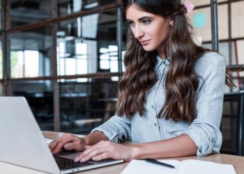 A rota digital que está garantindo liberdade e altos ganhos aos 20 e poucos anos