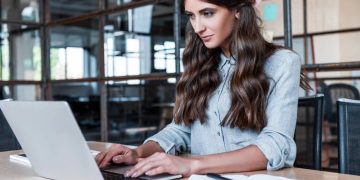 A rota digital que está garantindo liberdade e altos ganhos aos 20 e poucos anos