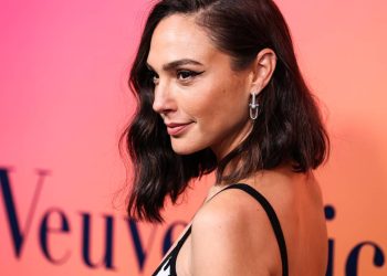 A atriz que se tornou o símbolo da DC nos cinemas e uma das mais bem pagas da indústria