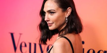 A atriz que se tornou o símbolo da DC nos cinemas e uma das mais bem pagas da indústria