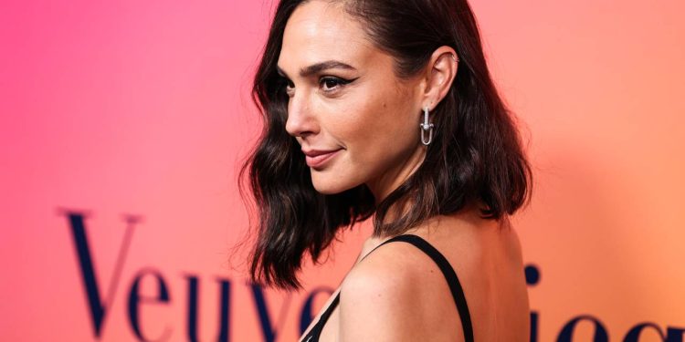 A atriz que se tornou o símbolo da DC nos cinemas e uma das mais bem pagas da indústria