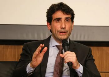 Galípolo diz que “já é possível perceber um movimento de desinflação no Brasil”, mas mantém postura restritiva